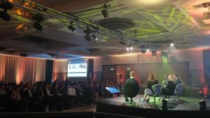 Lyd og Lys til konference - scenelys - lysbro movingheads og spots LED DMX